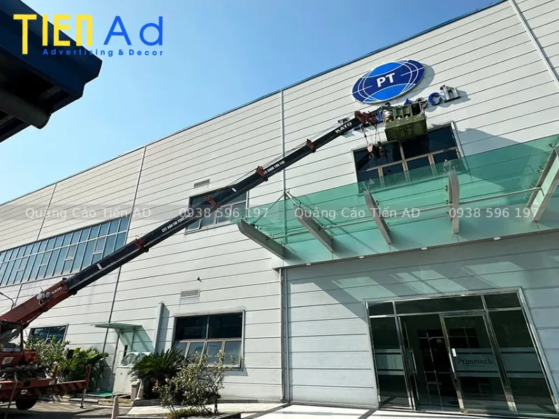 Kích thước chữ nổi phù hợp với từng khu vực nhà máy, nhà xưởng