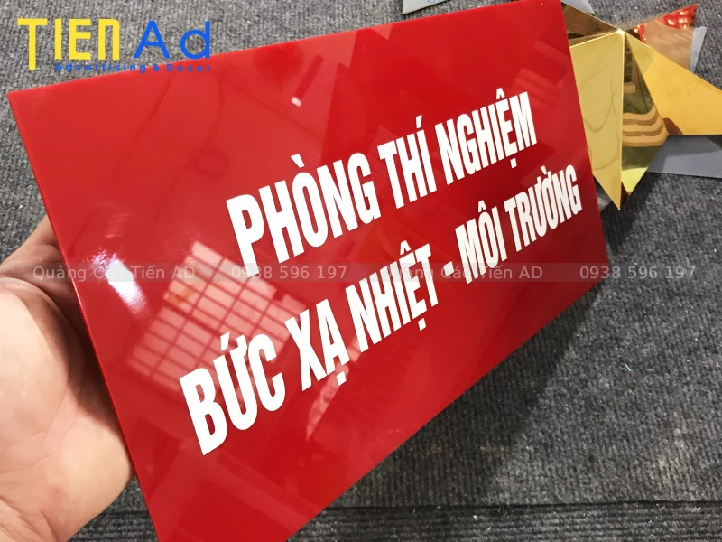 Kỹ thuật dán decal lên bảng hiệu mica chuyên nghiệp không bọt khí