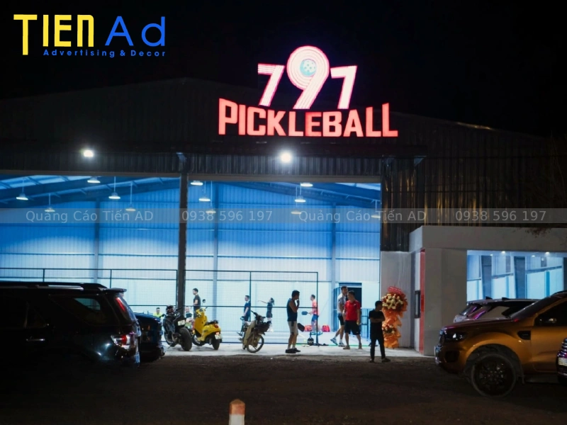 Lợi ích khi thi công bảng hiệu sân pickleball chuyên nghiệp