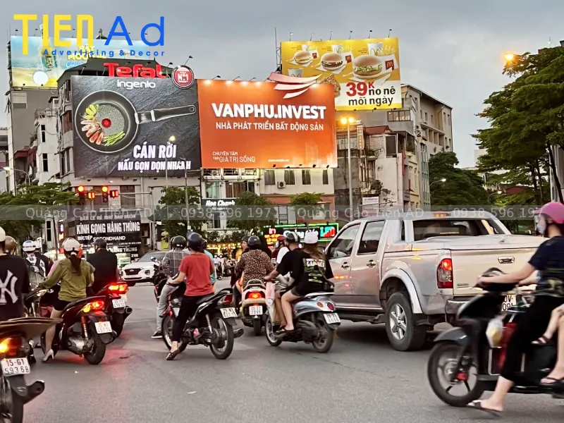 Lợi ích vượt trội của bảng hiệu ngoài trời so với quảng cáo online