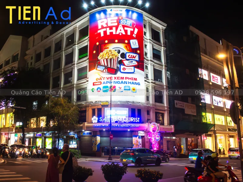Lưu ý khi thi công thay bạt billboard TTTM, siêu thị ở vị trí cao