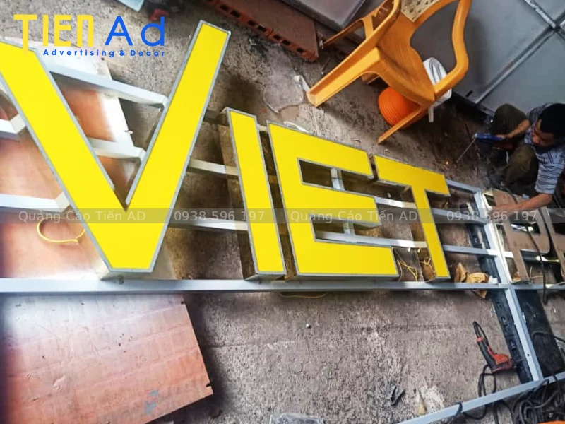 Mẫu chữ nổi mica viền inox sang trọng bền đẹp