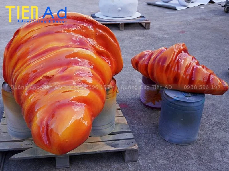 Mô hình bánh sừng bò composite khổng lồ