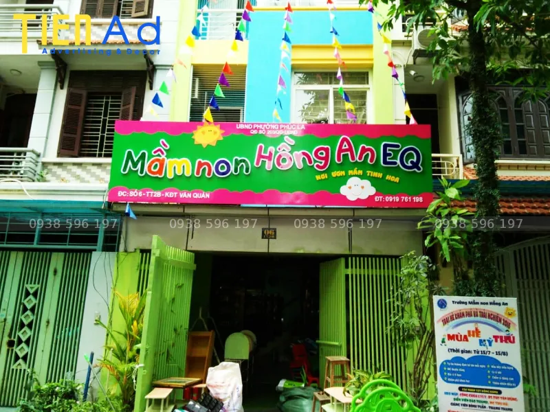 Nên lựa chọn chất liệu nào để làm bảng hiệu trường mầm non