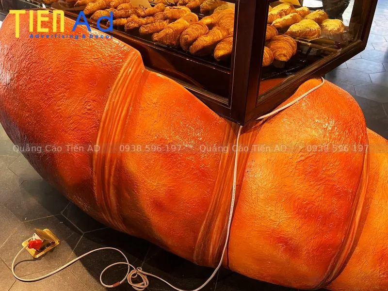 Những yếu tố ảnh hưởng đến chi phí sản xuất mô hình bánh ngọt composite khổng lồ