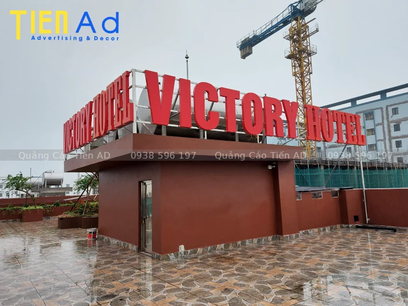 Phương pháp vệ sinh và bảo dưỡng chữ nổi trung tâm thương mại trên cao
