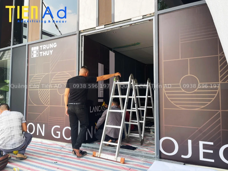 Quảng Cáo Tiến AD chuyên thi công decal dán kính trọn gói giá rẻ tại TP.HCM