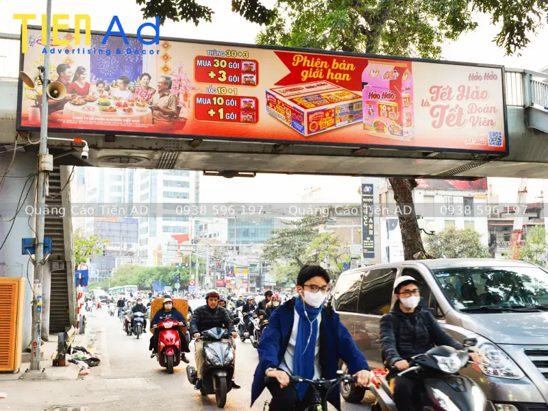 Quy định pháp lý về thi công biển quảng cáo cầu đi bộ