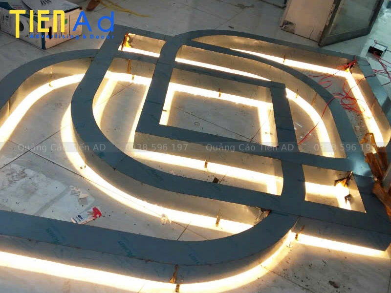 Quy trình Tiến AD thi công chữ nổi inox mặt mica sáng đèn LED cho công ty Redstar
