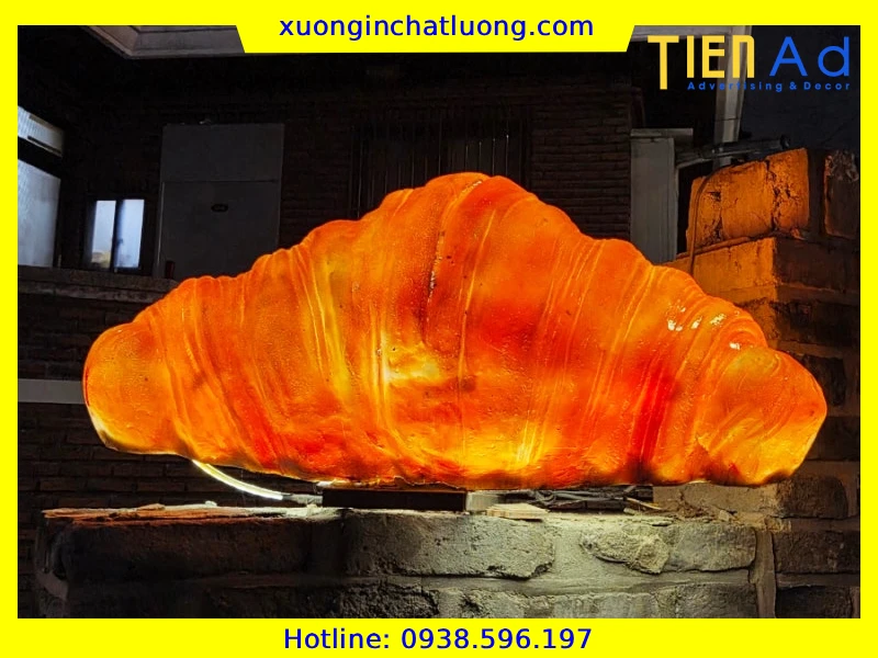 Sản Xuất Mô Hình Bánh Sừng Bò Composite Khổng Lồ Theo Yêu Cầu