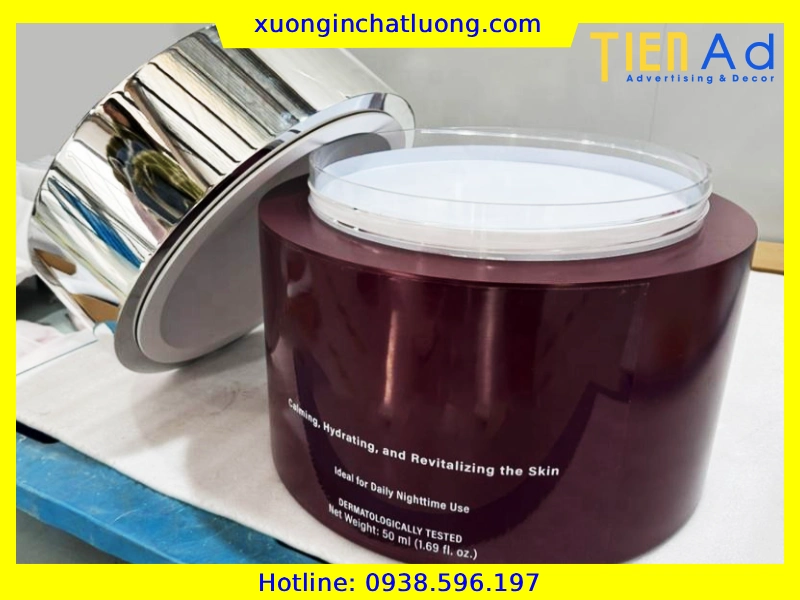 Sản Xuất Mô Hình Mỹ Phẩm Khổng Lồ Bằng Composite Theo Yêu Cầu