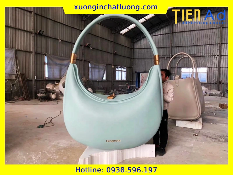 Sản Xuất Mô Hình Túi Xách Khổng Lồ Bằng Composite Theo Yêu Cầu