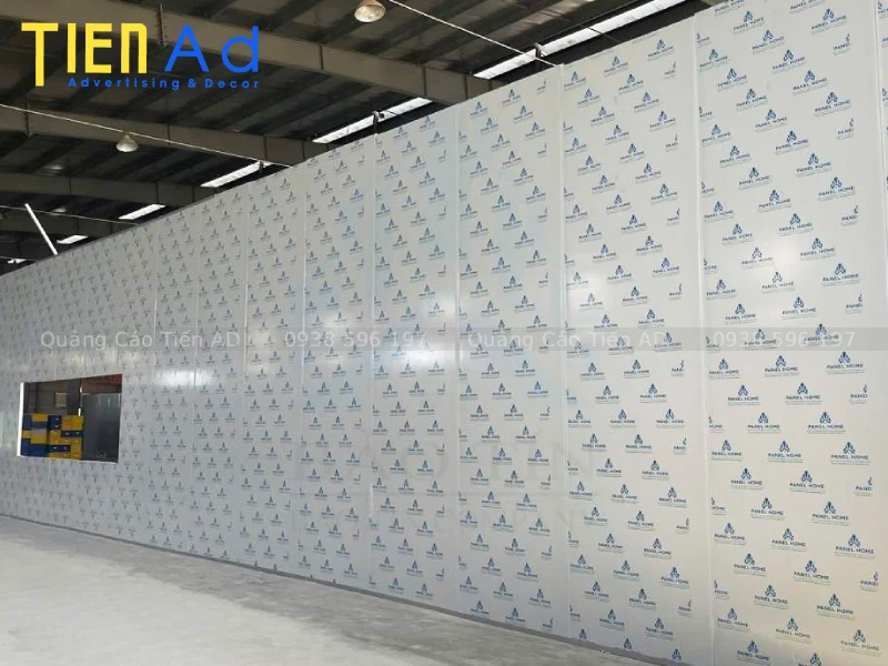 So sánh vách ngăn alu với vách thạch cao và vách kính