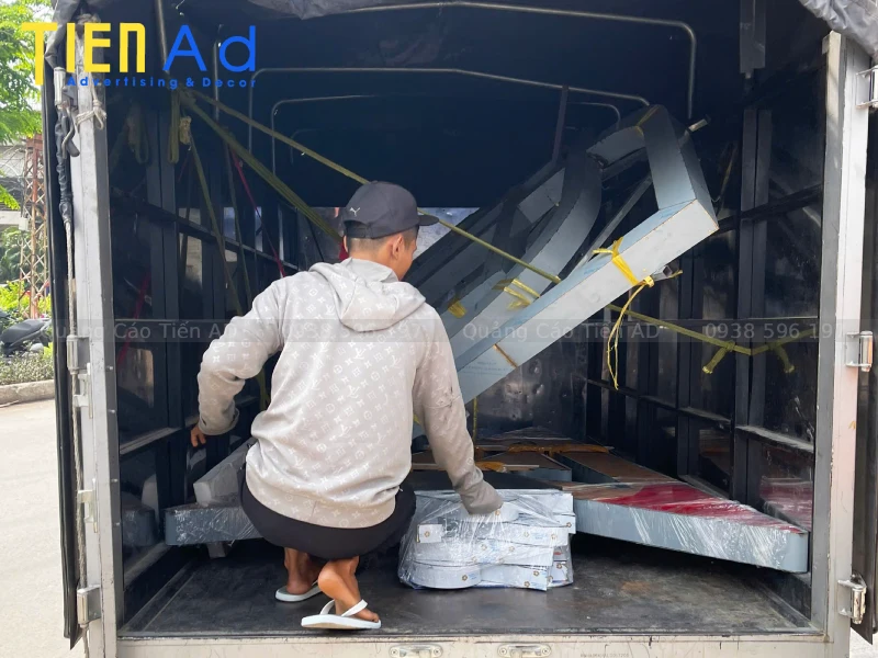 Tại sao công ty Redstar chọn thi công chữ nổi inox mặt mica sáng đèn LED