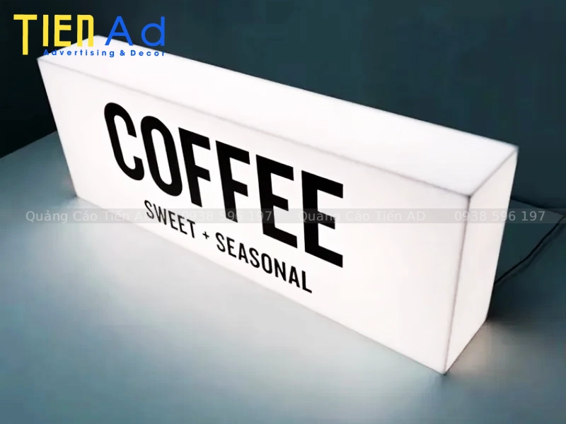 Tại sao giá hộp đèn mica không viền giữa các đơn vị thi công lại chênh lệch