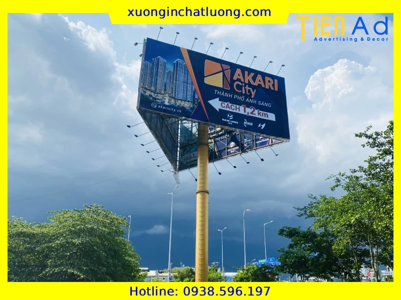 Thi Công Thay Bạt Biển Quảng Cáo Lật 3 Mặt Trivision Billboard Tại TP.HCM
