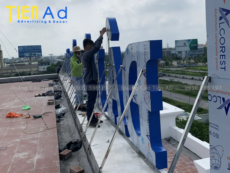 Thi công chữ nổi tòa nhà là gì