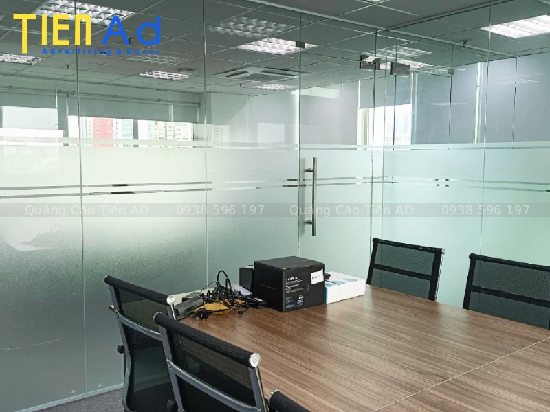 Thi công dán decal kính mờ