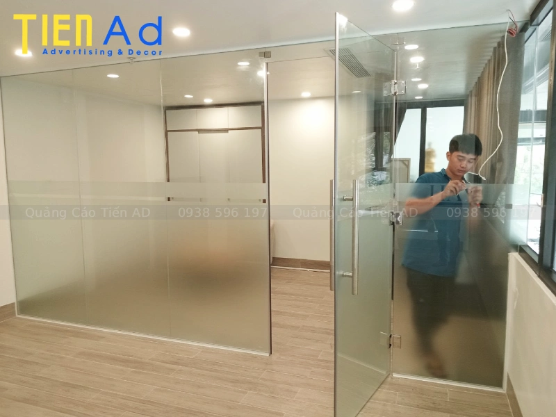 Thi công decal dán kính văn phòng