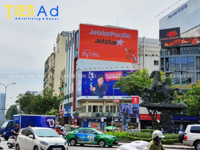Thi công pano quảng cáo ốp tường