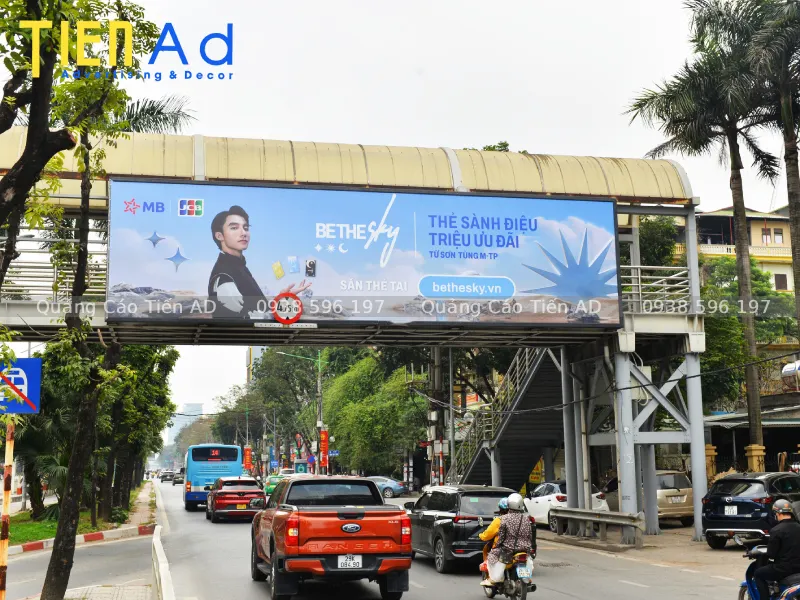 Thi công pano quảng cáo trên cầu vượt đi bộ