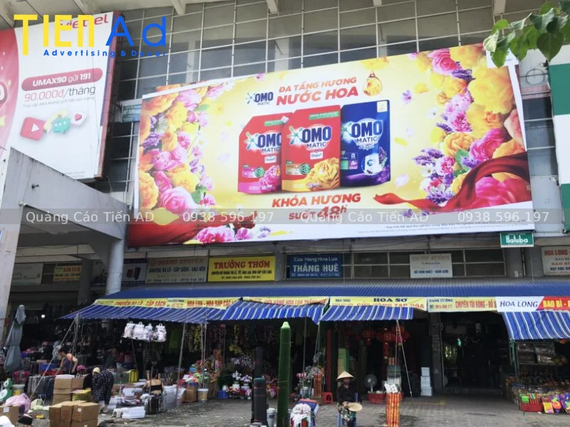 Thi công thay bạt pano chợ cần lưu ý gì khi khu vực đông người