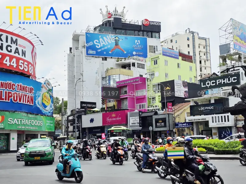 Thi công thay bạt pano ốp tường có cần tháo khung không