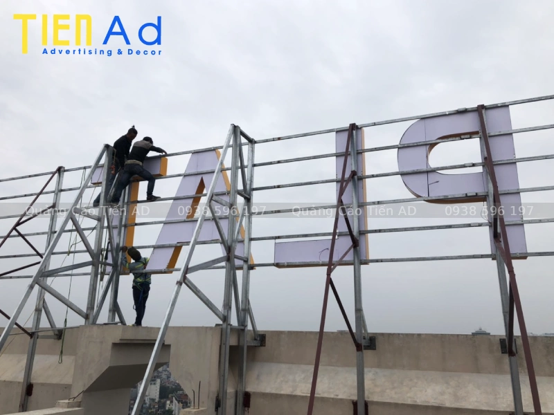 Tiến AD nhận thi công chữ nổi trên nóc tòa nhà, trung tâm thương mại với giá cạnh tranh tại TP.HCM