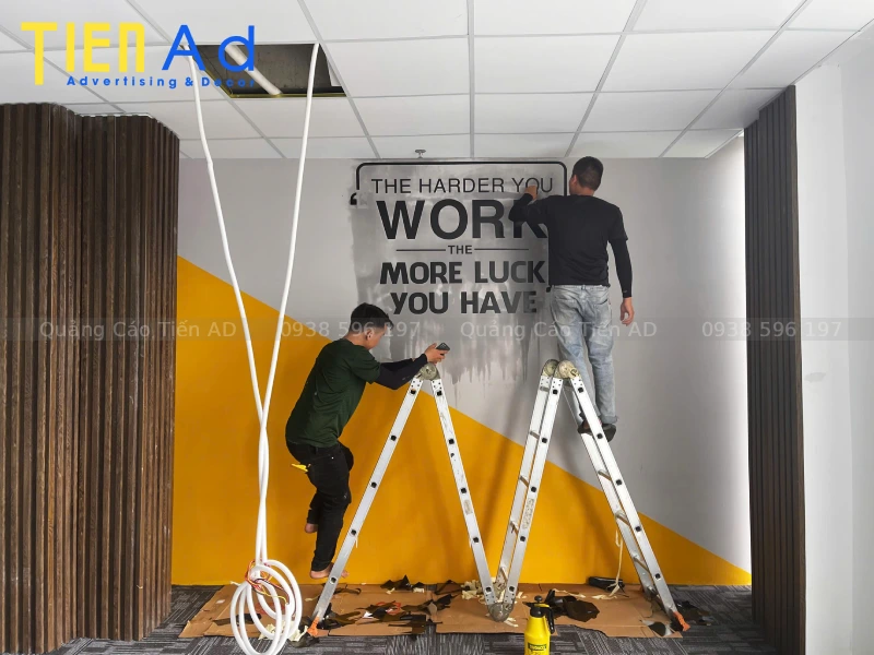 Tiến AD trang trí văn phòng cho công ty RRecruiter