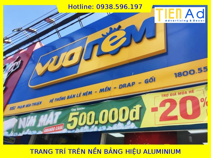 Trang trí trên nền bảng hiệu aluminium