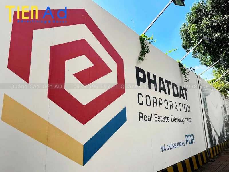 Ưu điểm mà hệ thống đèn pha mang lại cho hoarding