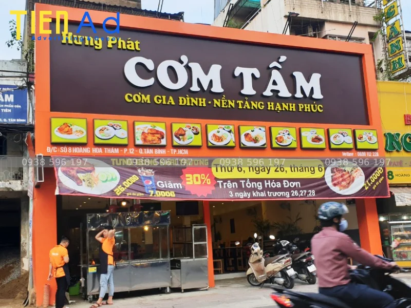 Vai trò quan trọng không thể thiếu của bảng hiệu cơm tấm trong kinh doanh