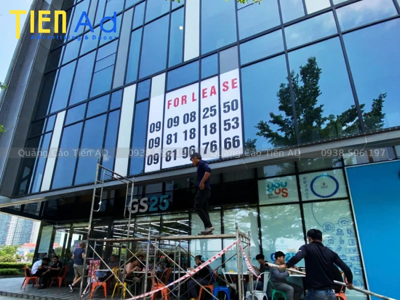 Vật liệu và công nghệ in decal dán kính được lựa chọn