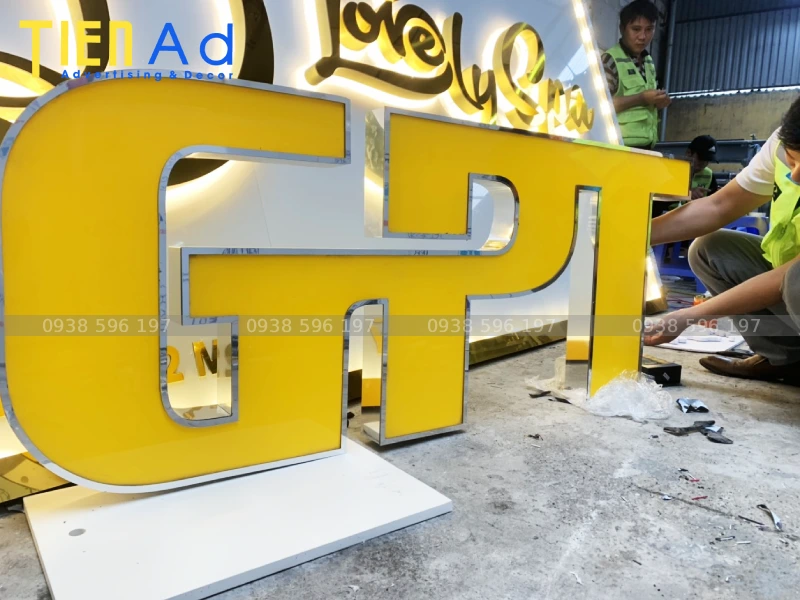 Vì sao chữ nổi mica được sử dụng phổ biến trong bảng hiệu quảng cáo