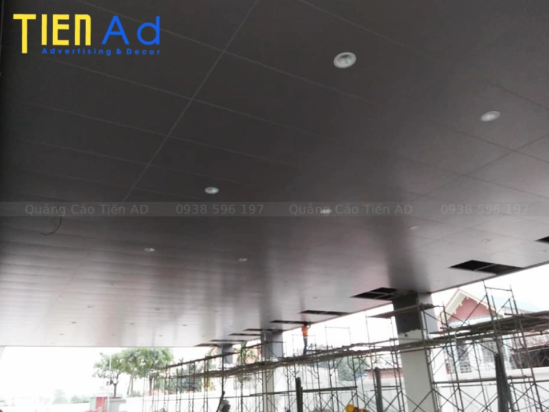 Vì sao khách hàng chọn đơn vị thi công trần alu uy tín thay vì giá rẻ