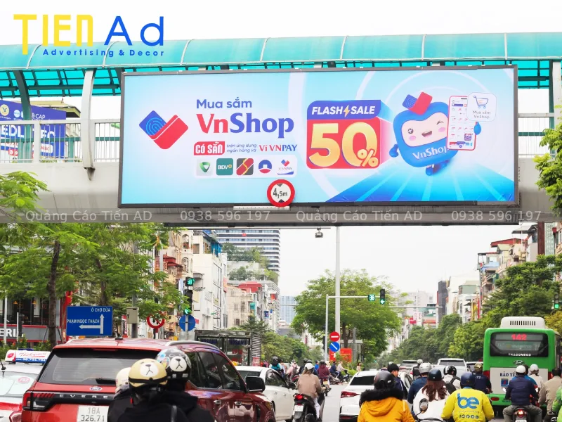 Vì sao nên thi công pano quảng cáo trên cầu vượt đi bộ