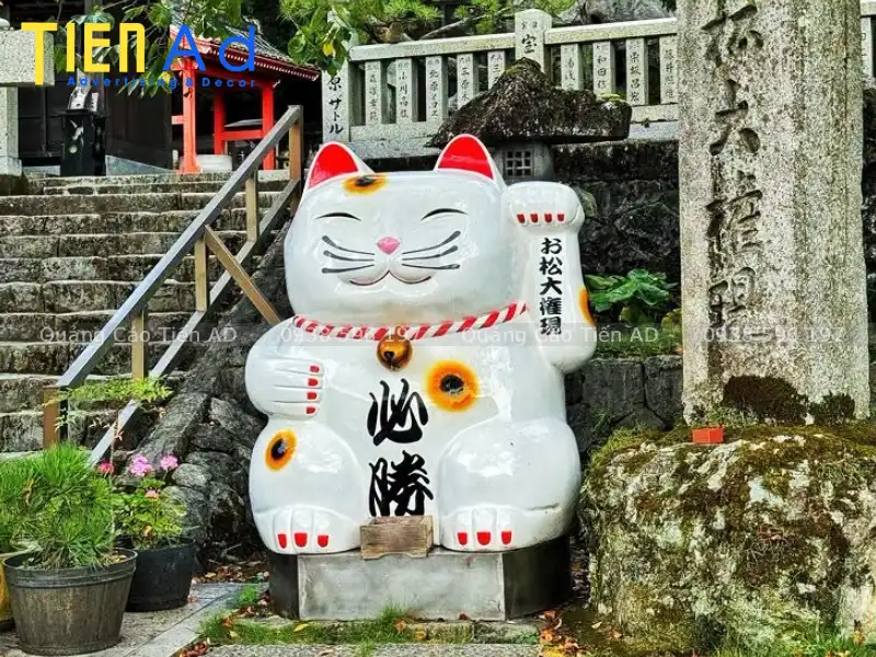 Ý nghĩa phong thủy của mô hình mèo thần tài trong trang trí Tết