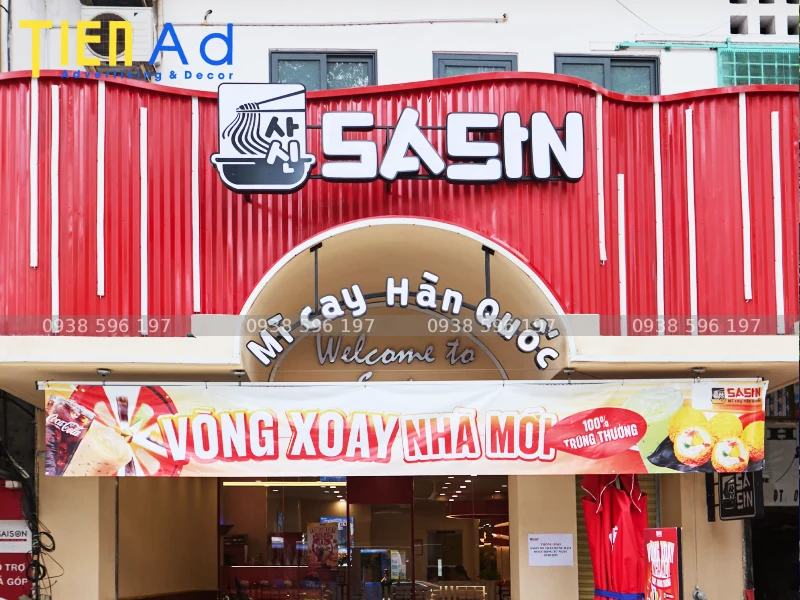 bảng hiệu mì cay sasin